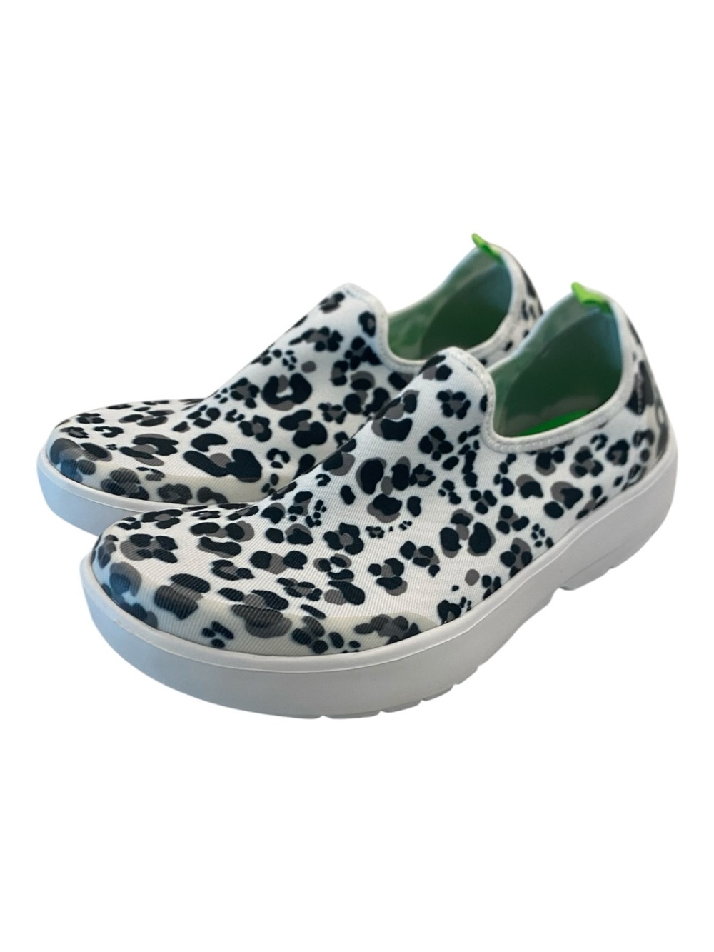 Women's OOFOS Eezee Low Recovery Shoe in Snow Leopard Print Size 9